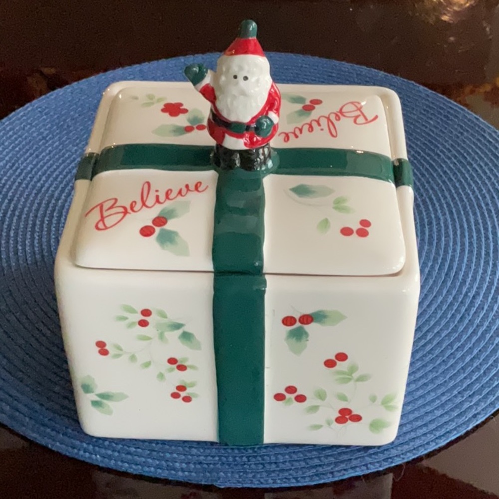 🌿NWOT Pfaltzgraff Winterberry Santa Treat Jar🌿